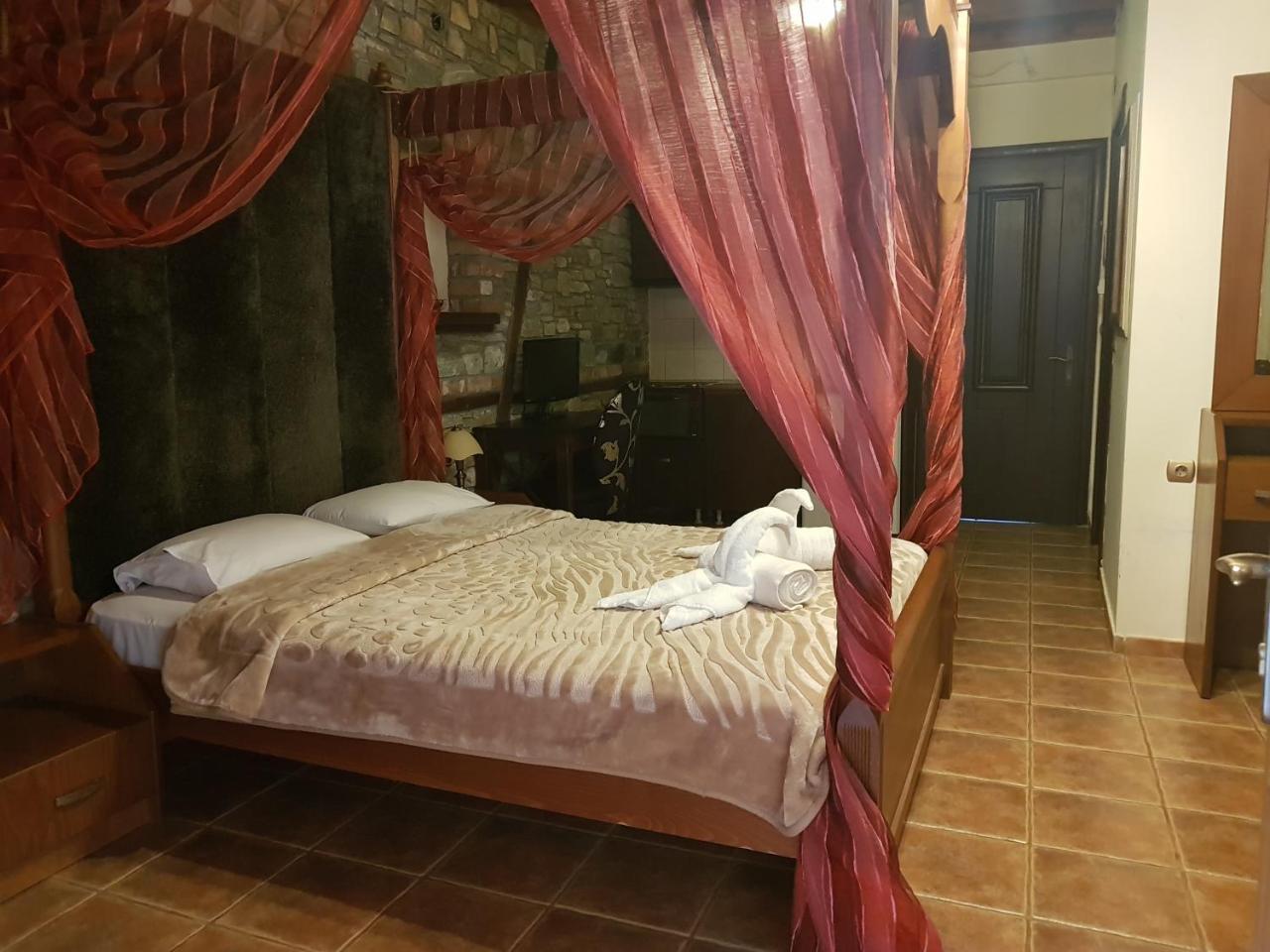 Hotel Παραδοσιακο Káto Loutrákion Extérieur photo