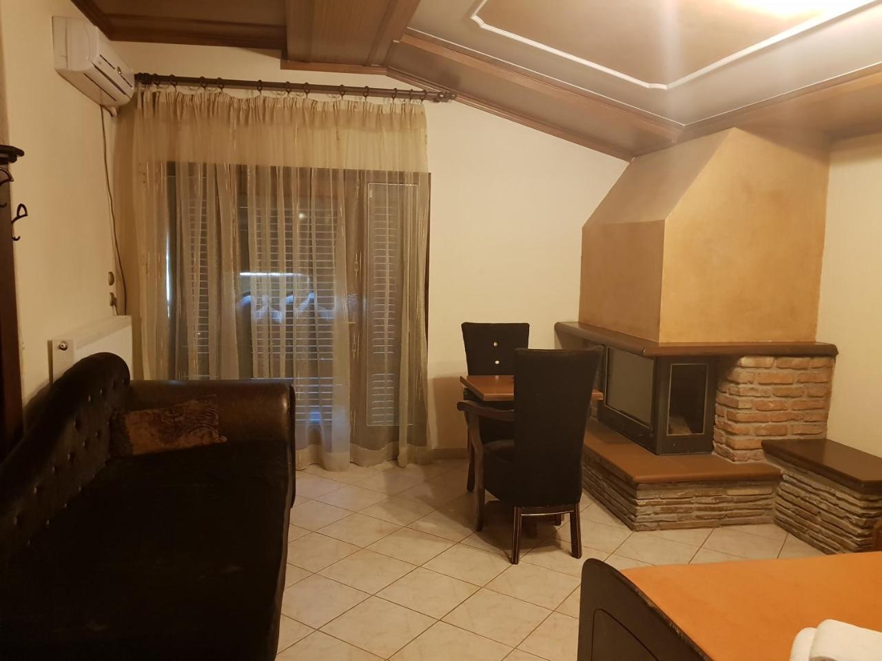 Hotel Παραδοσιακο Káto Loutrákion Extérieur photo