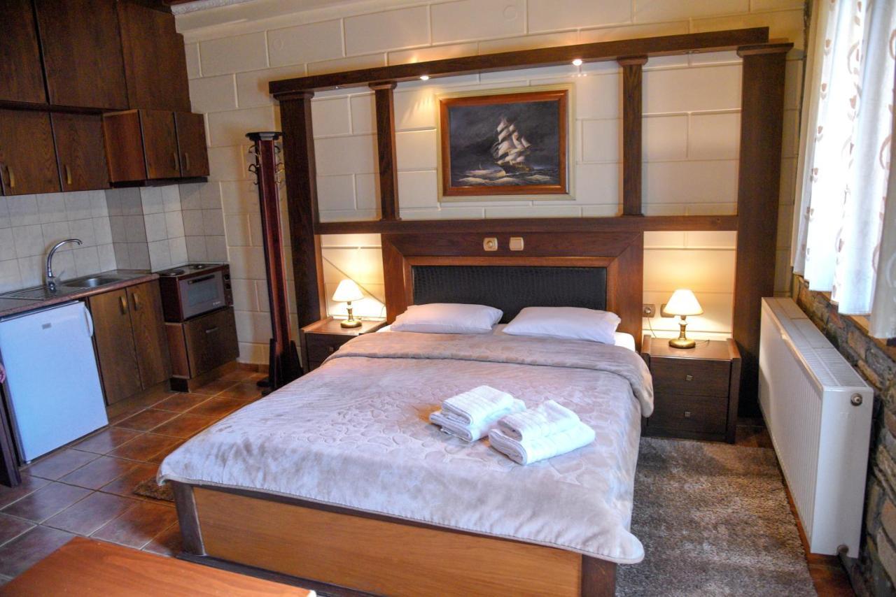 Hotel Παραδοσιακο Káto Loutrákion Extérieur photo